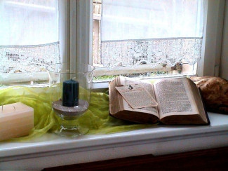 Bibel am Fensterbrett
