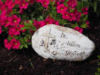 Grab mit Erinnerungstein