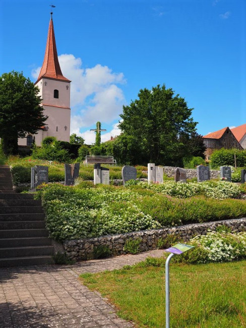 Friedhof mit Blick Kirche