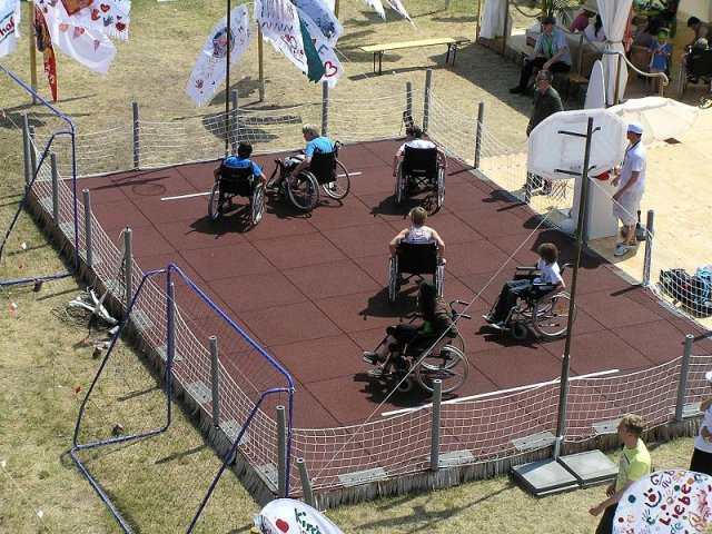 Spielfeld mit Rollstuhlfahrer