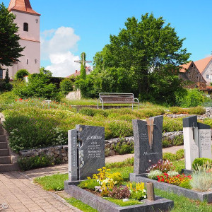 Grabsteine am Friedhof